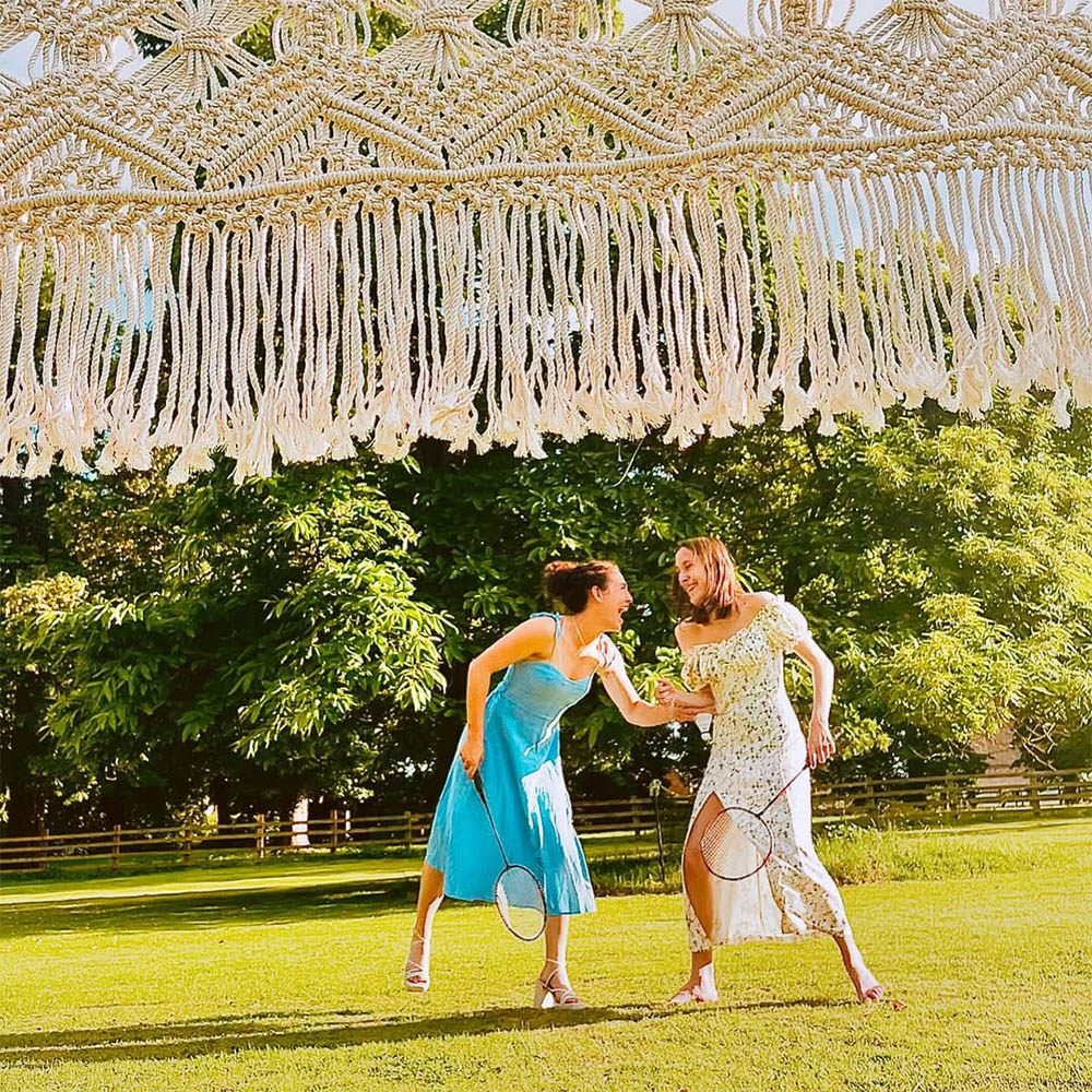 Vintage Badminton: Classic wooden badminton rackets and shuttlecocks displayed on a lawn for a vintage-themed wedding.